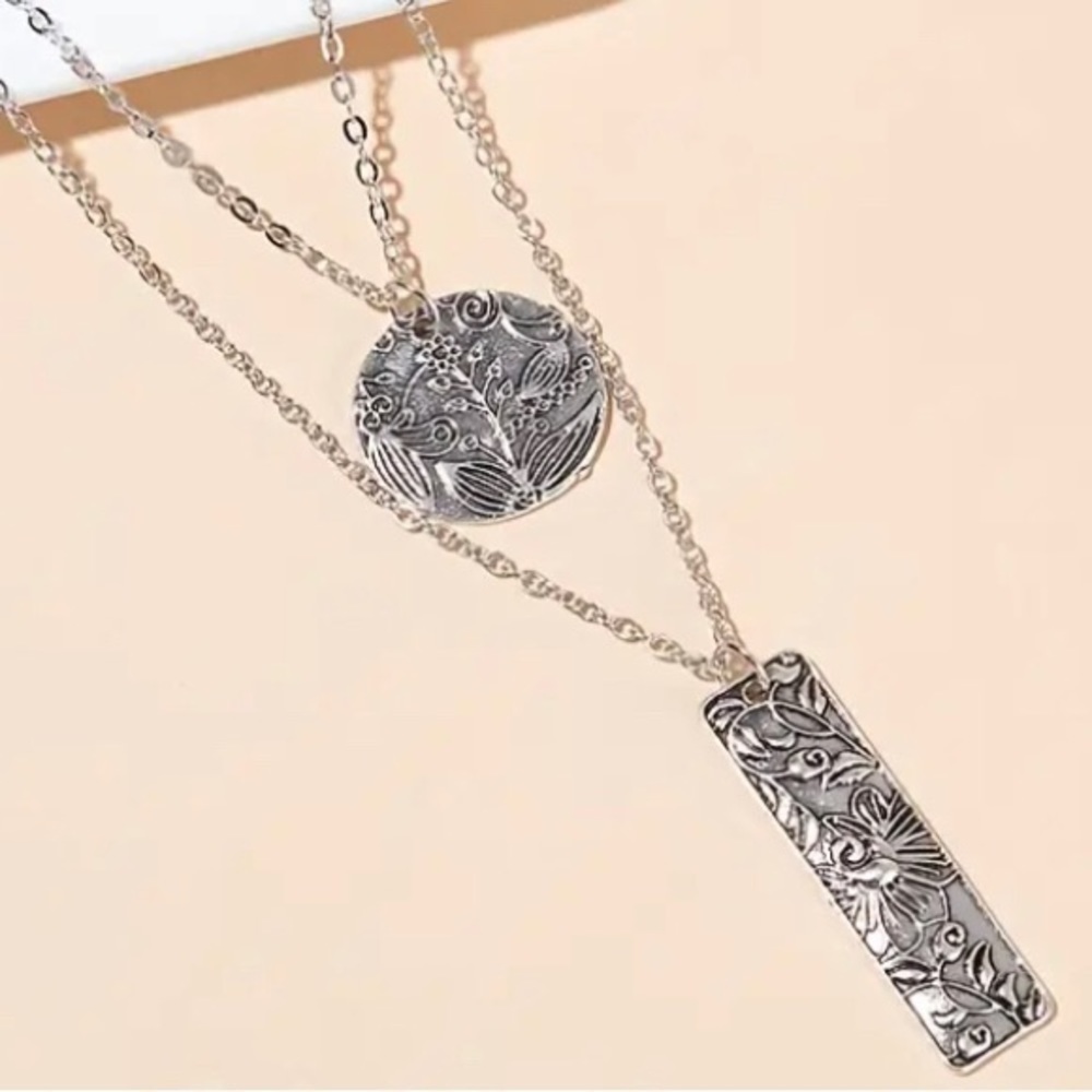 Bohemian floral engraved silver layered necklace medallion and bar adjustable - Picture 3 of 8